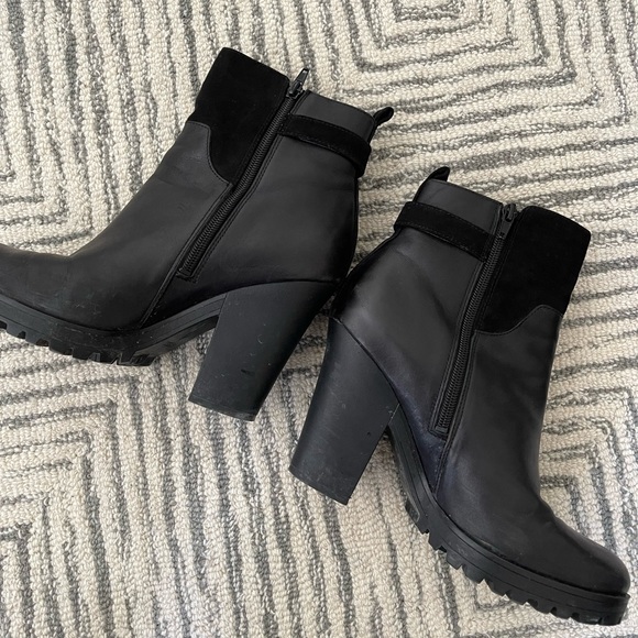 GUESS Heels 🖤 - Picture 4 of 6